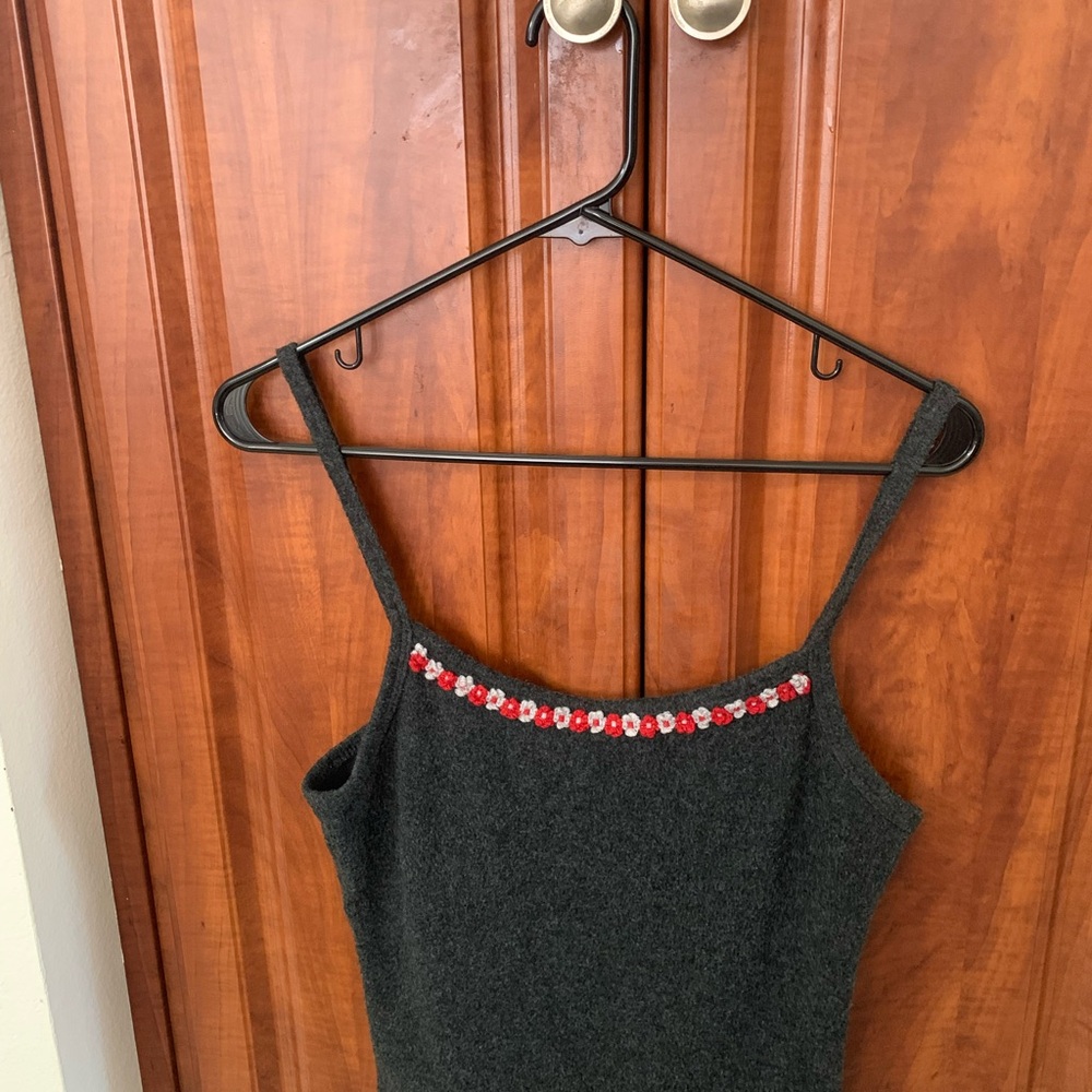 GERI C GRAY TANK TOP WITH FLOWERS AT COLLAR .. SIZE LARGE